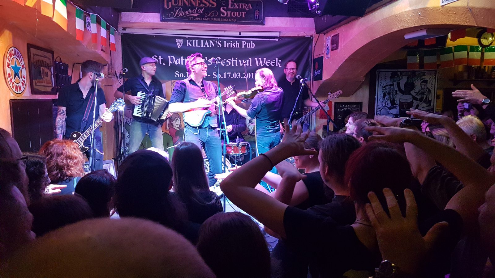 Das Publikum tanzt zur Live-Musik im Kilians
